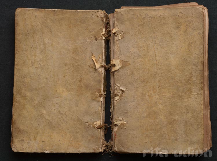 Encuadernación en pergamino sobre tapas rígidas y lomo hendido. Antes de la restauración. Libro de astronomía de Cristóbal Clavio, s.XVII.