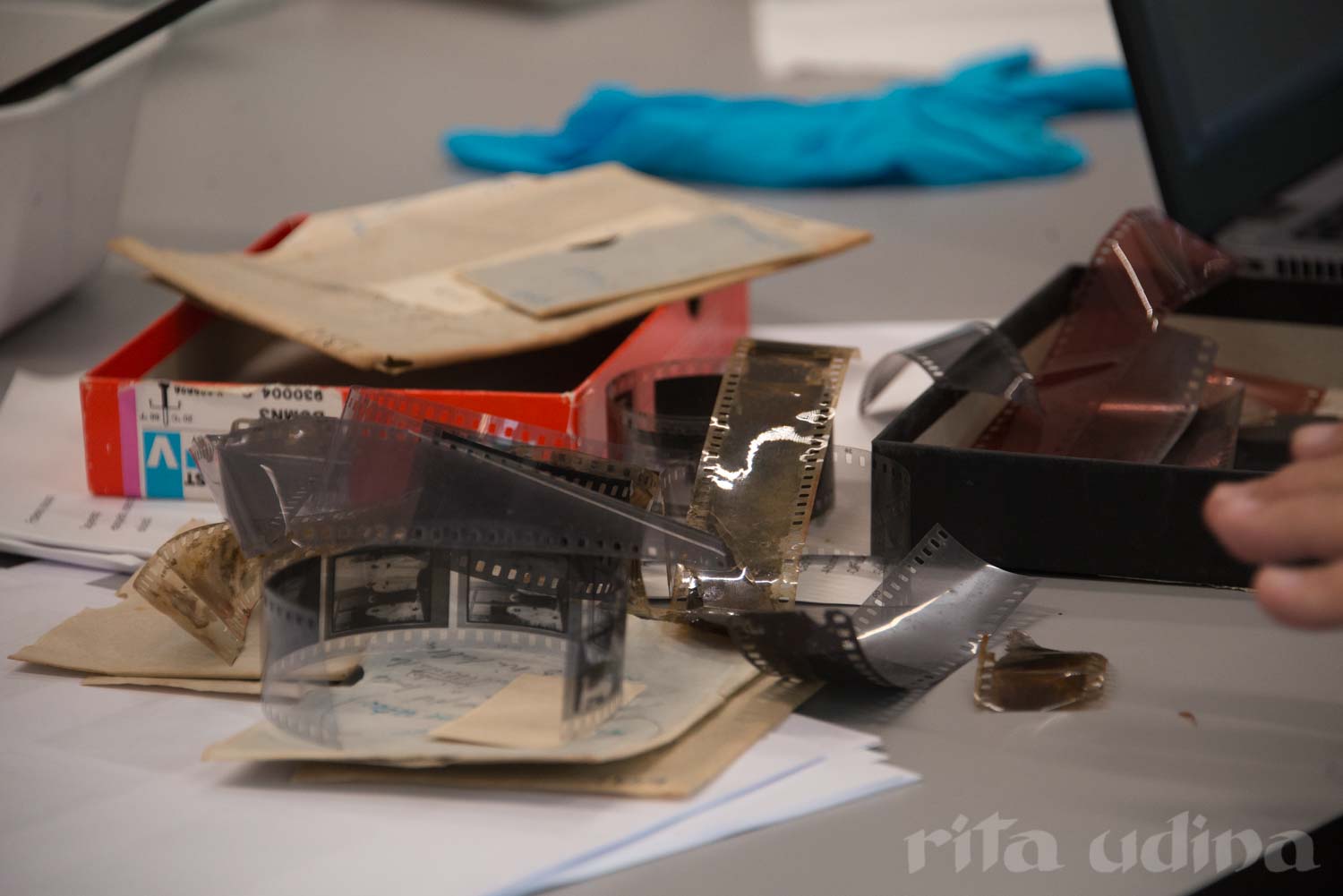 Identificación de películas fílmicas: acetatos, nitratos, poliésteres. Curso "Identificación, conservación y restauración de fotografías" en el Museo Nacional de Noruega.